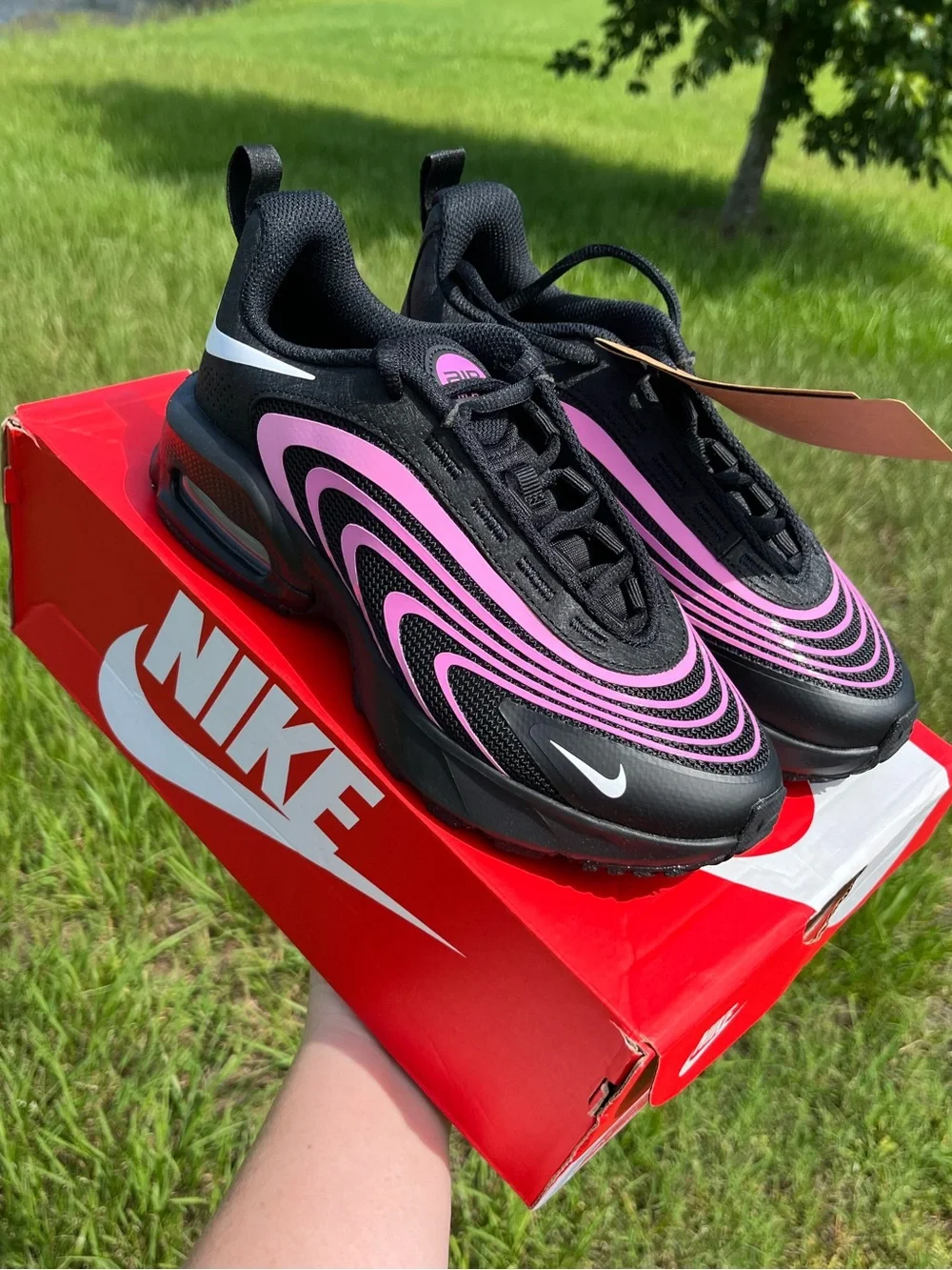 NWT 🔥💖 Nike Air Max Fire Black and Pink Wave-Pattern Athletic Sneakers Size 4.5